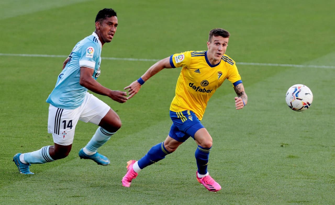 Celta de Vigo y Cádiz empatan sin goles durante la Jornada 33 de LaLiga. El mexicano Nestor Araújo fue convocado nuevamente y con titularidad arrancó el partido. Con este empate, ambos equipos quedan muy lejos de estar en competencias europeas.