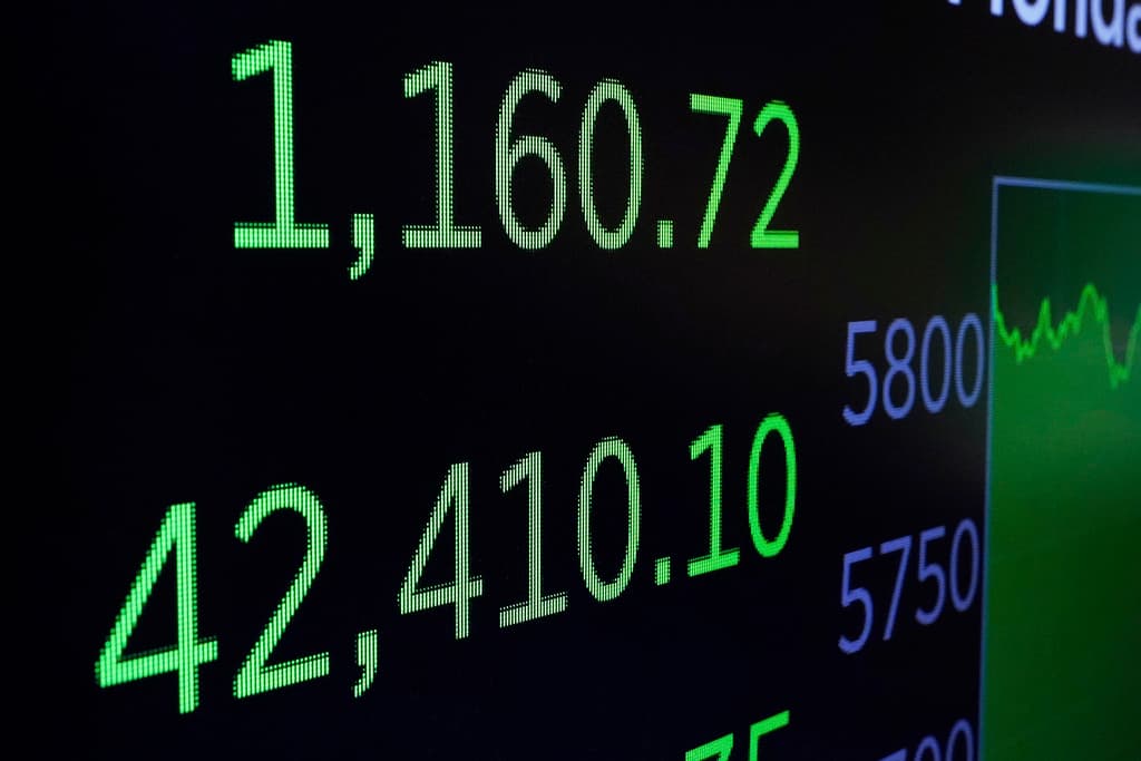 Una pizarra muestra las cifras de cierre del Dow Jones el lunes en Wall Street.