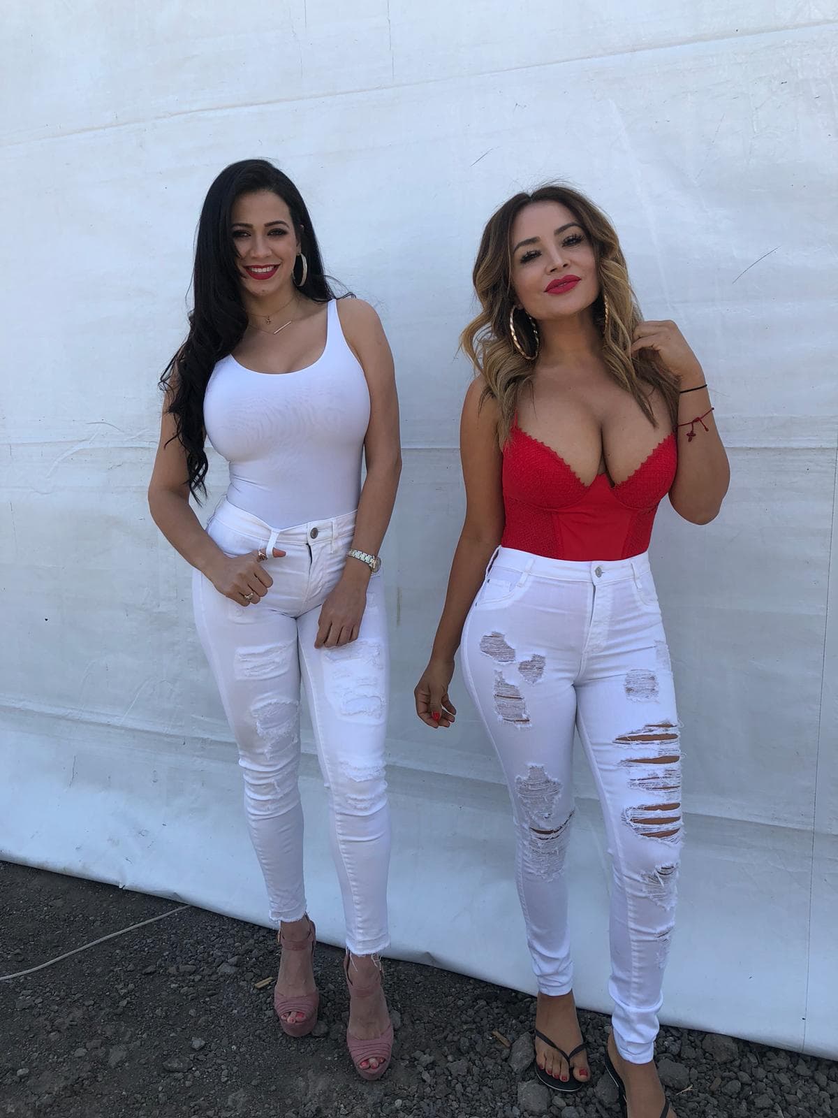 Carla y La Bronca llevaban las dos unos jeans rasgados en color blanco.