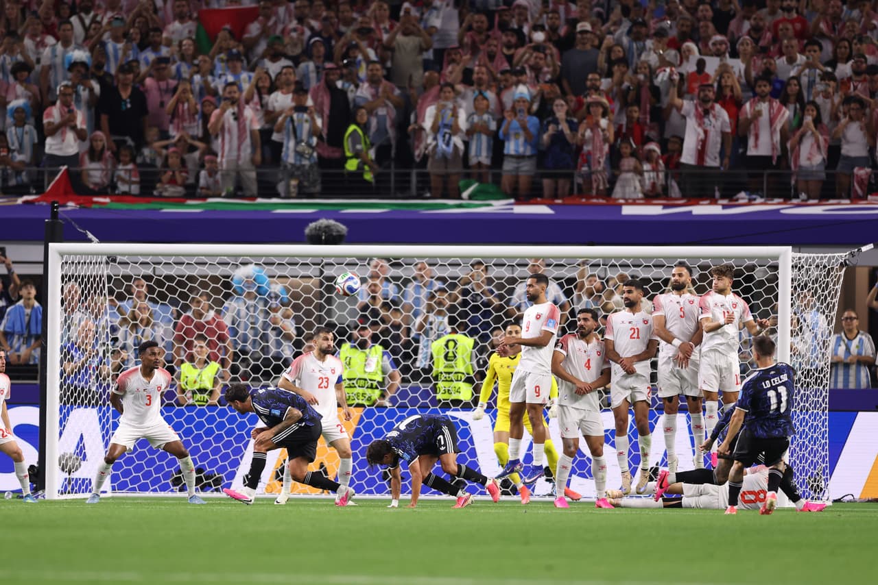 Lo Celso cobra un tiro libre al minuto 19 y anota el primer tanto del partido a los jordanos.