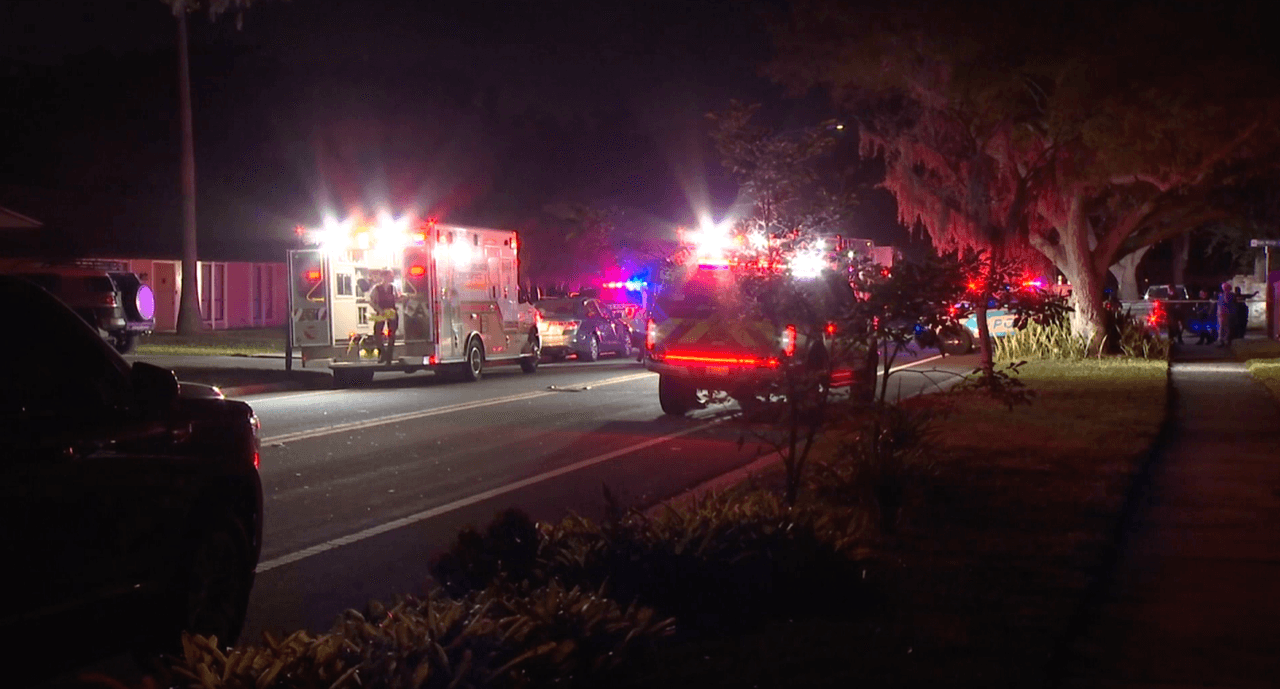 La policía informó que se investigan los hechos, que al llegar, los agentes encontraron una escena desoladora de varias personas heridas.
