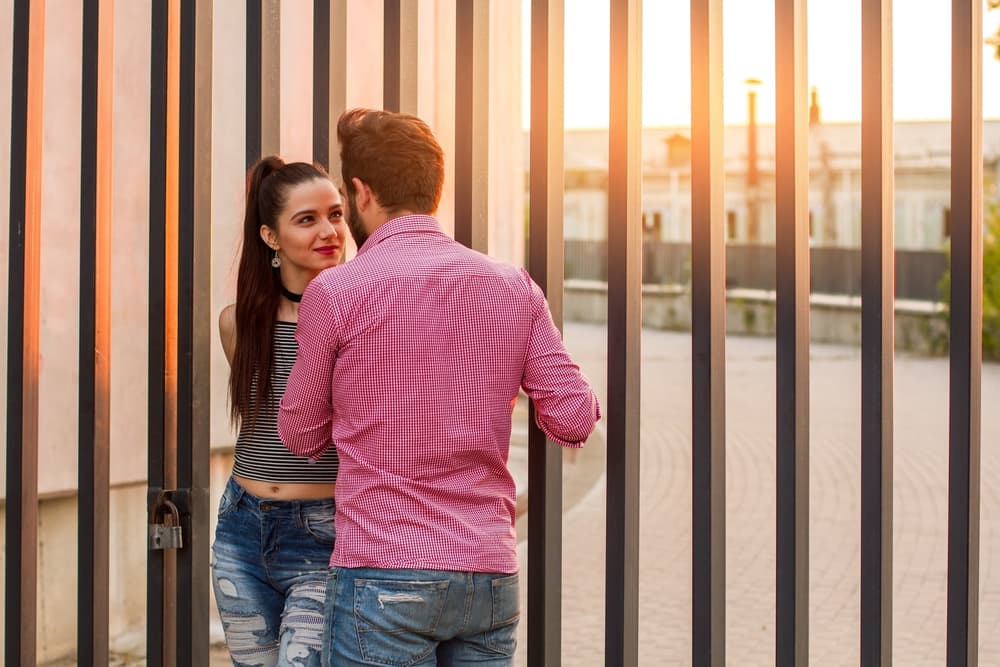 Esa persona ausente, lejana, algo distante en tu vida emocional regresará nuevamente a ti muy pronto. Aunque te parezca poco probable se ha iniciado para ti el período de la fantasía y la nueva vida acentuado este ciclo planetario por el tránsito lunar en tu elemento, fuego. Si resurge un romance medio olvidado en tu vida amorosa no te niegues a ti mismo la oportunidad de ser feliz. Inténtalo. Las perspectivas de una culminación espléndida a esta semana que está comenzando a y cuyos eventos no cesarán de maravillarte son muy altas.
<br>