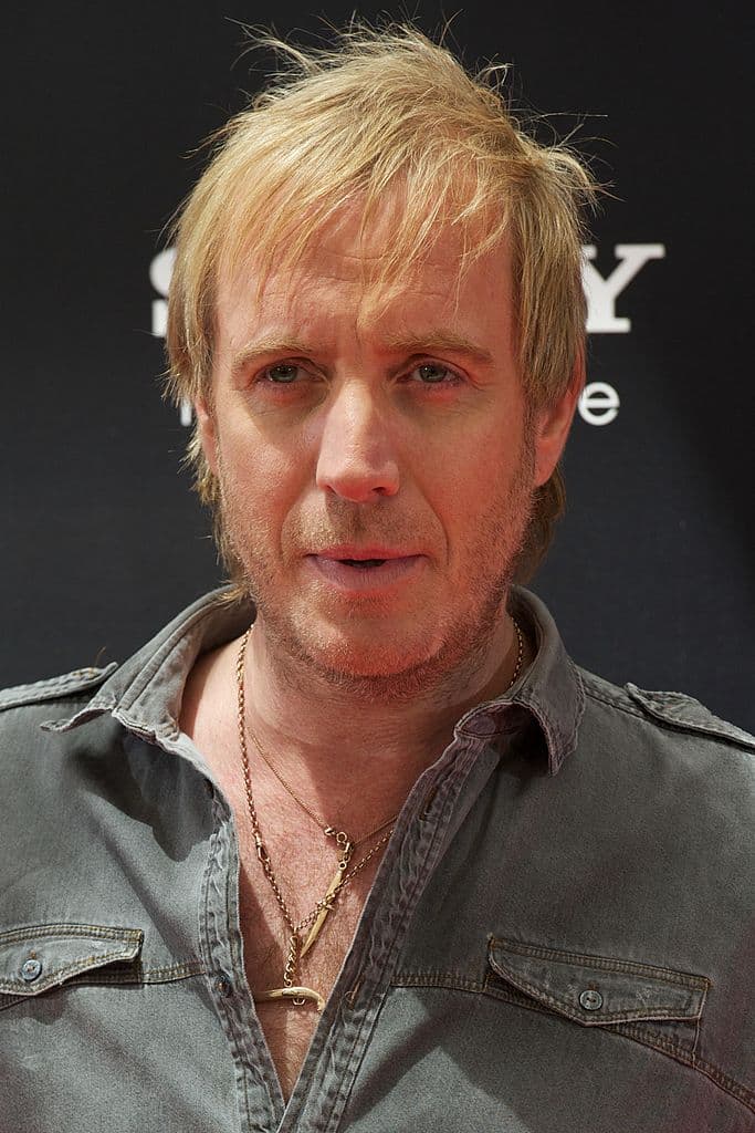 Existen estrellas como
<b>Rhys Ifans</b>,
<b> </b>que después de años de interpretar un papel, vuelven a hacerlo por azares del destino y siguen luciendo igual o mucho mejor que antes.