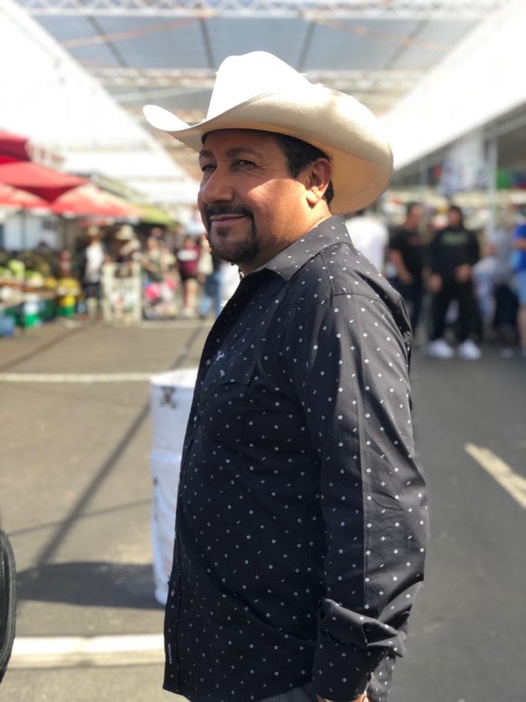 El Feo traía su pose de galán y lo demostró en esta foto.