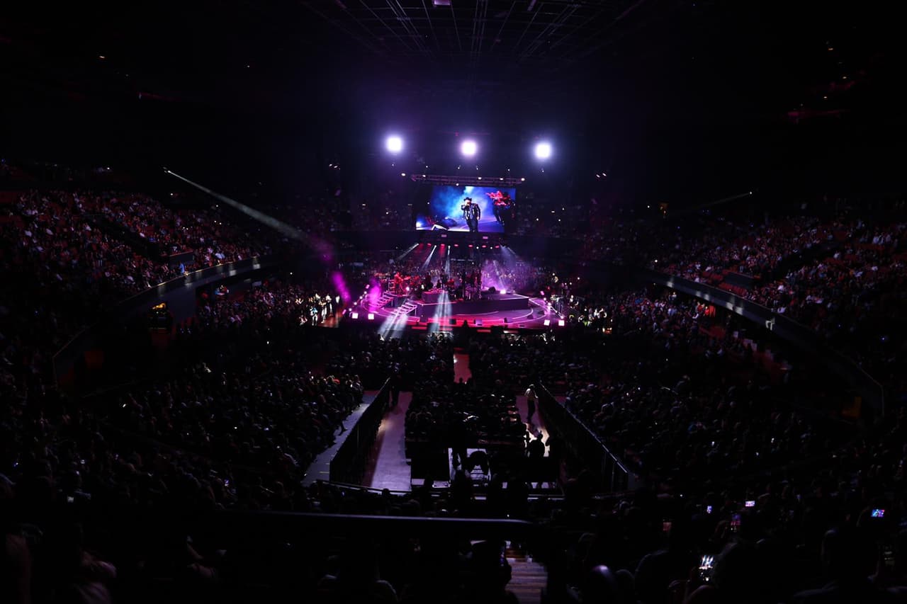 Las puertas abrieron a las 5:30 PM y poco después de las 6, dio inicio el tan esperado concierto con Jesús Mendoza en el escenario.