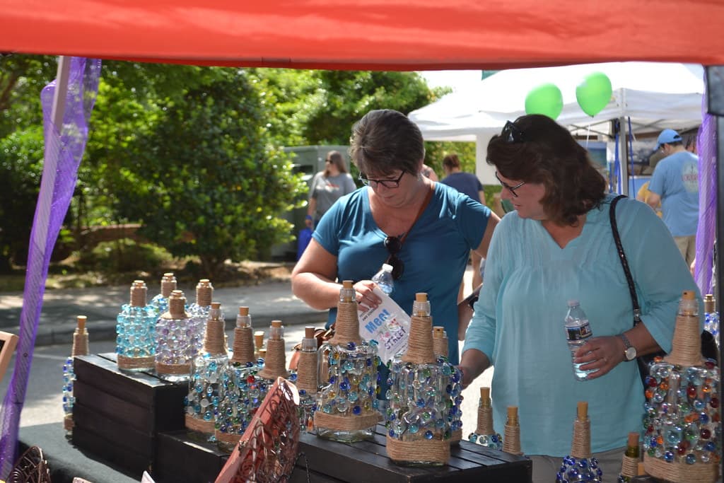 Este año el festival se llevará a cabo en dos calles: White Street y Owen Avenue. Se colocarán puestos de artes y artesanías y negocios de festivales a lo largo de White Street, desde el estacionamiento de Depot hasta Elm Avenue.