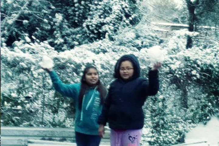 Muchos aprovecharon el raro evento para tomarse fotos, jugar con la nieve y construir el tradicional muñeco navideño.