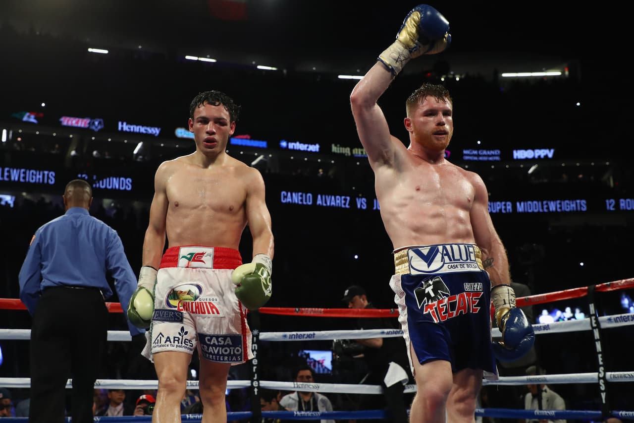 Te acercamos a los golpes que se dieron Saúl 'Canelo' Álvarez en contra de Julio César Chávez Jr., imágenes que te harán sentir en el ring.
