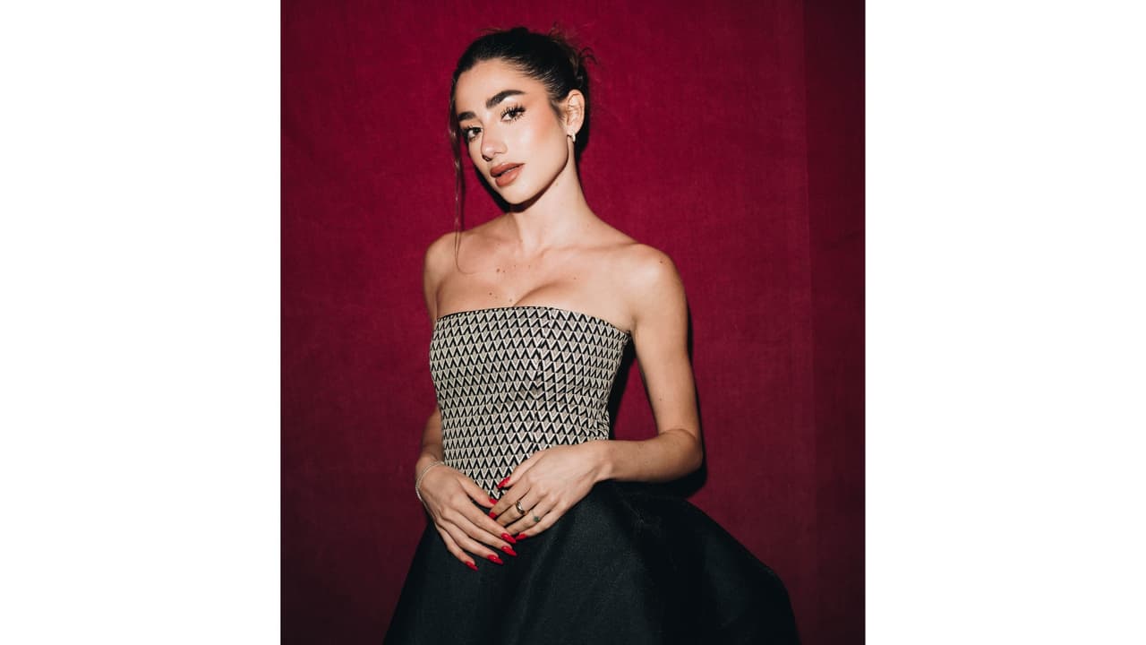 Lola Lolita host Premios Juventud Backstage Livestream 2026