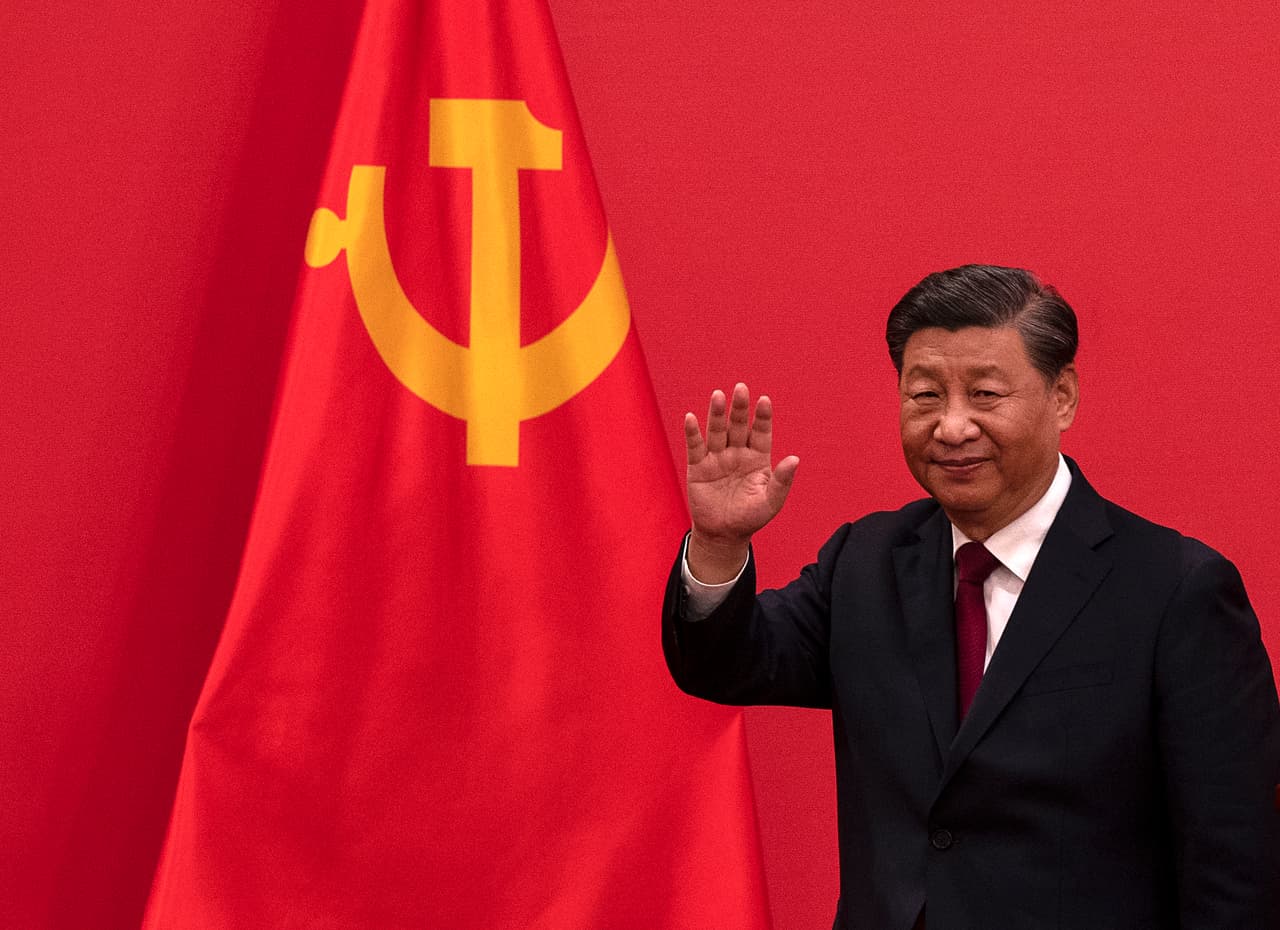 <b><a href="https://www.univision.com/noticias/mundo/xi-jinping-hombre-mas-poderoso-de-china-desde-mao">Un nuevo mandato para Xi Jinping al frente de China </a></b>
<br>
<br>Xi Jinping fue confirmado el 23 de octubre para continuar al frente de China por un nuevo término -el tercero consecutivo- y tal vez de por vida, tras el XX Congreso del Partido Comunista (PCCh). El mandatario ha consolidado su poder durante más de 10 años en los que ha fomentado un culto a su personalidad que no se veía desde tiempos de Mao Zedong.
<br>