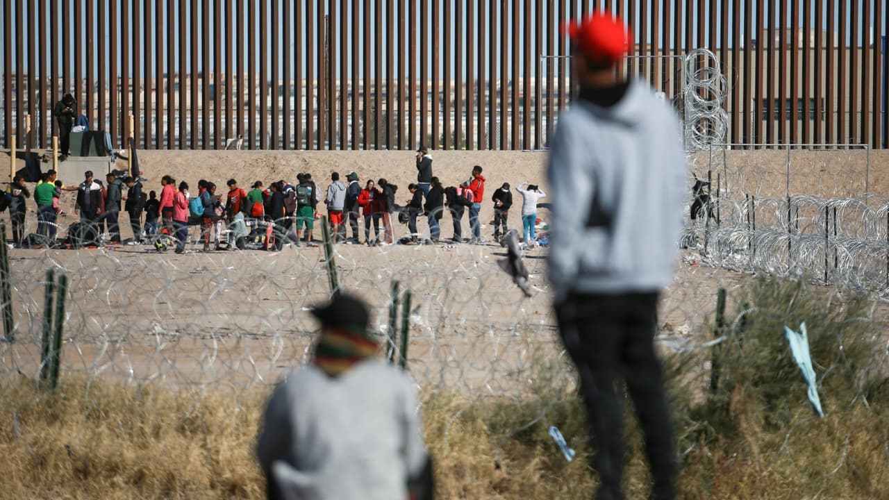 <h3 class="cms-H3-H3">La SB 4 de Texas: 5 claves para entender la ley</h3> La SB 4 de Texas,
<b><a href="https://www.univision.com/shows/noticiero-univision/crece-preocupacion-por-entrada-en-vigor-de-la-ley-sb4-en-texas-video" target="_blank">una ley migratoria estatal que permite arrestos por cruces ilegales en la frontera,</a></b> puede aplicarse tras una decisión de una corte federal de apelaciones emitida el viernes 29 de mayo.
<br>El fallo no termina la pelea legal, pero sí
<b>cambia el escenario para inmigrantes, policías, jueces y comunidades en Texas.</b>
<br>La ley fue aprobada por la Legislatura estatal en 2023 y
<b>firmada por el gobernador Greg Abbott en diciembre de ese año. </b>
<br>Desde entonces,
<b> </b>
<a href="https://www.univision.com/local/houston-kxln/ley-sb4-entra-en-vigor-en-texas-y-reaviva-debate-sobre-inmigracion-ilegal-video" target="_blank">ha pasado por bloqueos, demandas y nuevas decisiones judiciales.</a>
<br>👉🏻 La pregunta central es directa:
<b>¿puede Texas detener y procesar a personas por entrada ilegal, o esa autoridad pertenece al gobierno federal? </b>
<br>Estas son cinco claves
<b>para entender qué está en juego.</b>
<br>
<i>Las opiniones expresadas en esta pieza no son consejo legal. Por favor, consulta con un abogado para tu caso particular.</i>