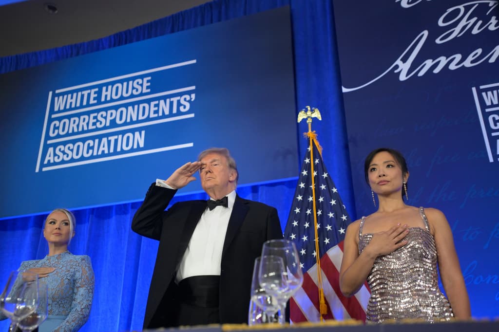 El presidente Donald Trump asiste a la cena de la Asociación de Corresponsales de la Casa Blanca en el Waldorf Astoria de Washington D. C., el viernes 24 de julio de 2026, junto a la presidenta de la asociación, Weijia Jiang (a la derecha), y la secretaria de prensa de la Casa Blanca, Karoline Leavitt. (Foto AP/Rod Lamkey, Jr.)