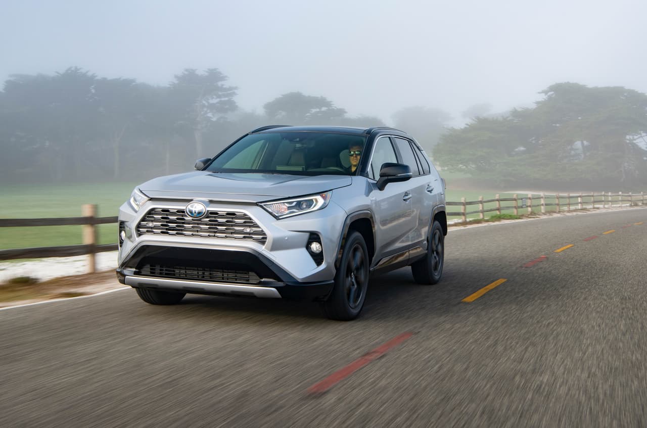 <b>Toyota planea lanzar una versión hermana enchufable</b>
<br>
<br>El fabricante nipón ahora quiere darle continuidad al éxito de esta quinta generación de su RAV4 con el lanzamiento de la primera versión híbrida enchufable. Por el momento, se sabe muy poco de esta
<b>Toyota RAV4 Plug-in Hybrid 2021</b>. Y es que
<a href="https://www.univision.com/carros/marcas-de-carro/toyota" target="_blank">Toyota</a> se ha guardado los detalles más importantes para el
<a href="https://www.univision.com/noticias/auto-shows/los-angeles-auto-show" target="_blank">Auto Show de Los Ángeles 2019</a>. La cita está programada para el 20 de noviembre y nosotros te traeremos todas las novedades.
