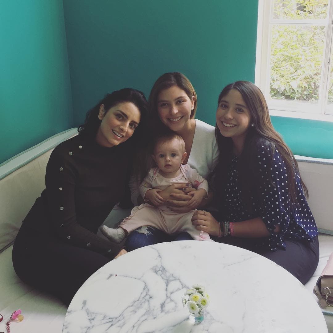 En octubre de 2018
<a href="https://www.instagram.com/p/Bo4pTxFlgAk/" target="_blank">Chiara Aguilera</a> publicó en Instagram esta imagen en donde sale con
<b>Michelle</b> y Aislinn, cargando a Kailani Ochmann.