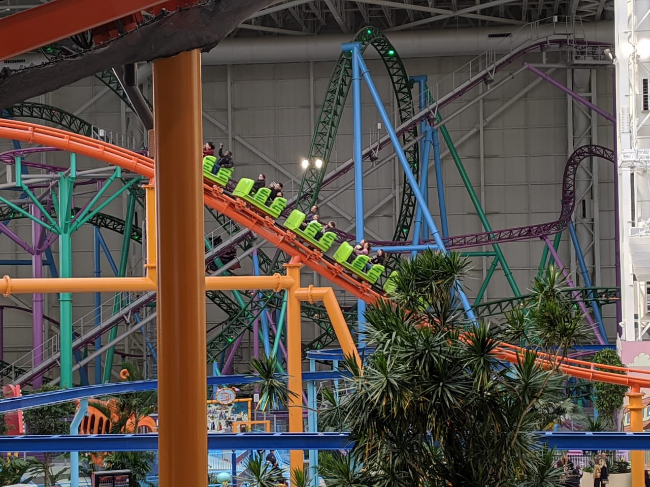 La montaña rusa del parque lleva a los visitantes a un emocionante recorrido a través de más de la mitad del parque, serpenteando por encima de 13 atracciones.