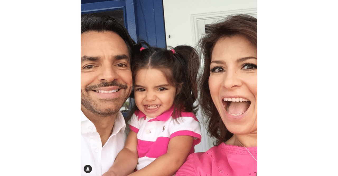 Eugenio Derbez y Alessandra Rosaldo con su hija, Aitana