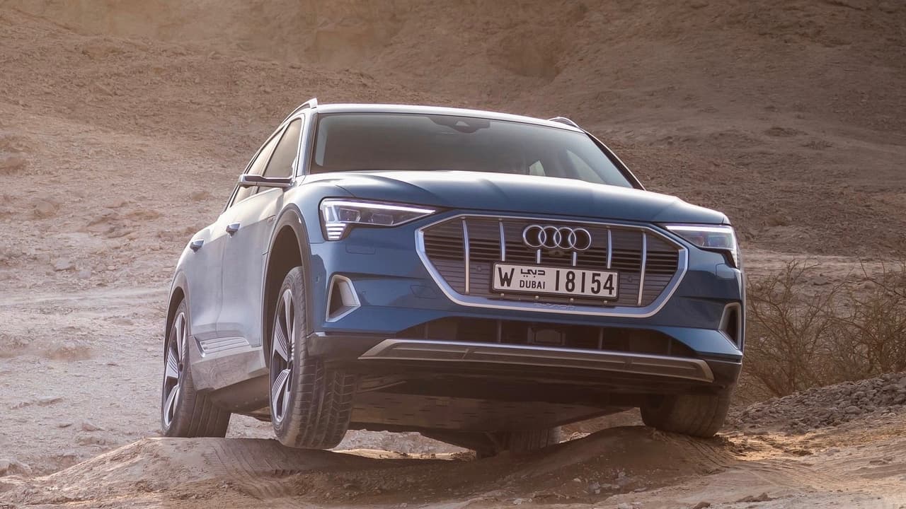 <h3 class="cms-h3-H3">Audi e-tron</h3>
<br>Siguiendo los pasos de Jaguar, Audi presentó esta lujosa crossover eléctrica la cual se convierte así en el primer vehículo totalmente eléctrico producido por la marca de lujo del Grupo Volkswagen. La Audi e-tron comenzará a venderse en el segundo trimestre de 2019. Su autonomía fue estimada extraoficialmente por el fabricante en cerca de 248 millas por carga, siendo esta la única cifra que podemos compartir hasta que la Agencia de Protección Ambiental (EPA) revele su estimado oficial.
<br>
<br>Precio inicial: 74,800 dólares
<br>
<b>Precio inicial menos el incentivo fiscal: 67,300 dólares</b>