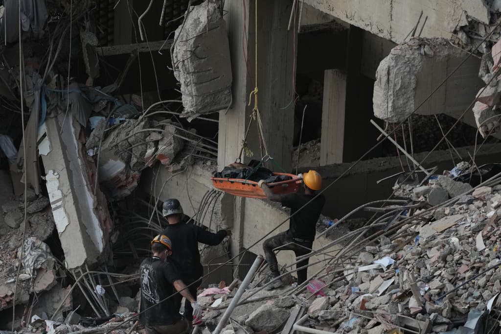 Equipos de rescate recuperan el cuerpo de una víctima de un edificio que colapsó durante los terremotos en La Guaira, Venezuela, el lunes 6 de julio de 2026. (Foto AP/Ariana Cubillos)