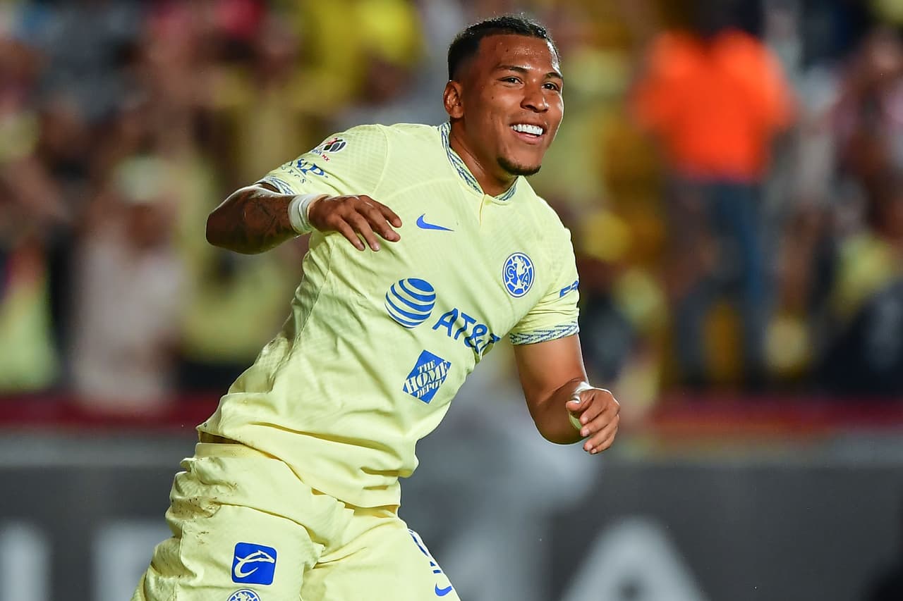 Roger Martínez llegó desde la banca y metió el segundo gol de los azulcremas.