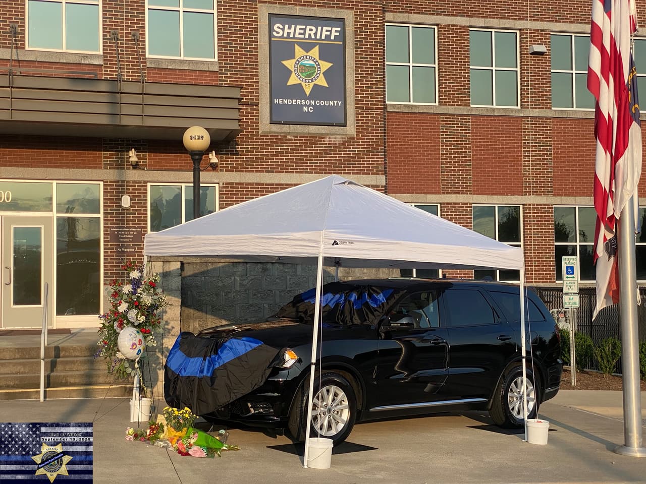 "La patrulla del detective Ryan Hendrix ha sido estacionada afuera de la estación en su honor. Gracias a quienes ya dejaron flores, notas de aliento y, lo más importante, se detuvieron en la patrulla y rezaron una oración por su familia", compartió en Facebook la Oficina del Alguacil del condado de Henderon.