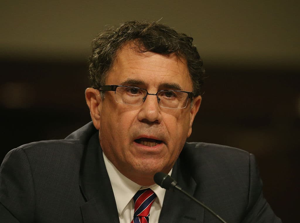 <b>Derek Harvey</b>, el Consejero de Seguridad Nacional para Oriente Medio, dejó de asesorar a Trump tras ser despedido el 27 de julio de 2017, dos días luego de que Michael Short, adjunto al secretario de prensa, presentara su dimisión el 25 de julio. Ambos estuvieron
<b>menos de 190 días</b> sirviendo en la Casa Blanca de Trump.