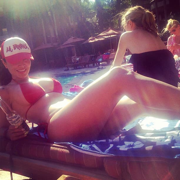 Y una buena gorra, también va bien con el bikini.