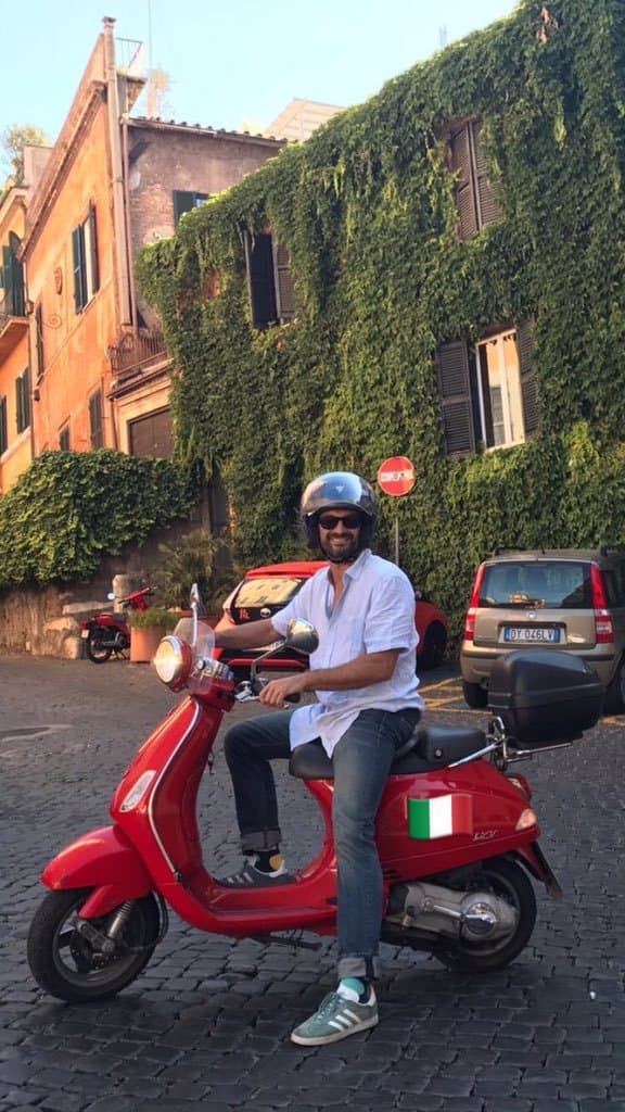 <b><a href="http://www.univision.com/temas/ivan-sanchez">Iván</a></b> es un actor que se ha caracterizado por interpretar personajes con mucha fuerza, esto desde el año 2002, cuando se le dio su primera oportunidad en televisión en la serie española 'Periodistas', para después dar paso a uno de los personajes que le dio más proyección en la televisión, 'Fran' en 'Aquí no hay quien viva', en el año 2003.