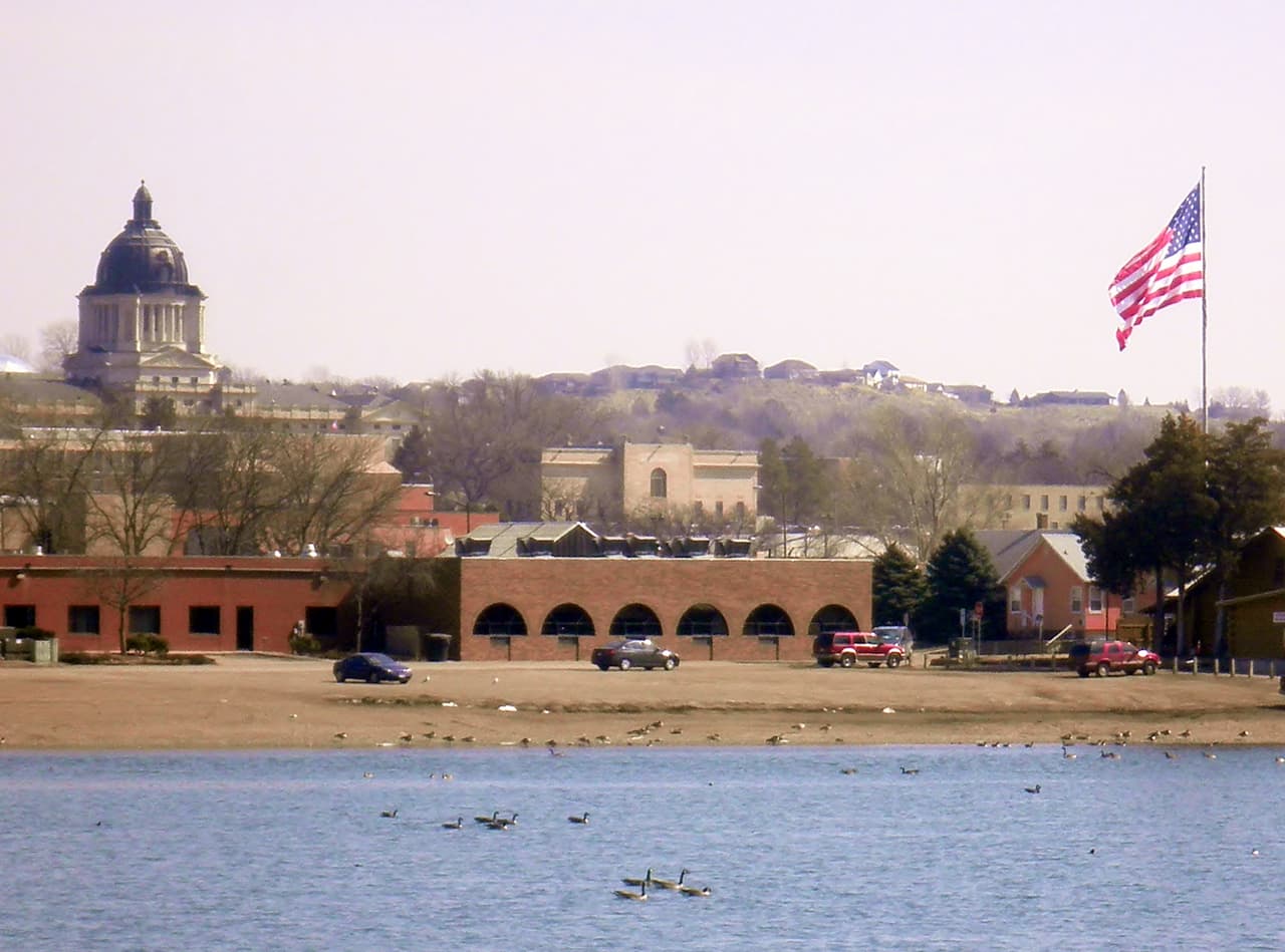 <b>Dakota del Sur: Pierre. Población: 13,959. Ingreso promedio de un hogar: $54,868. </b>En esta ciudad el costo de vida es más bajo, ya que los bienes y servicios son un 15% menos costosos que en promedio en todo el país. Pierre, la capital de Dakota del Sur, permite realizar muchas actividades al aire libre en gran parte gracias a su proximidad al río Missouri.
<br>