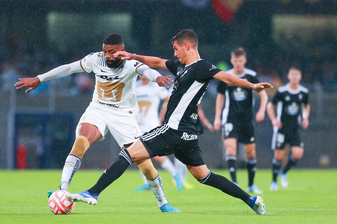 Sobre la hora del primer tiempo, un descuido en la marca de la defensa de Pumas permitió que Iago Aspas rematara de cabeza cómodamente para emptar el encuentro.