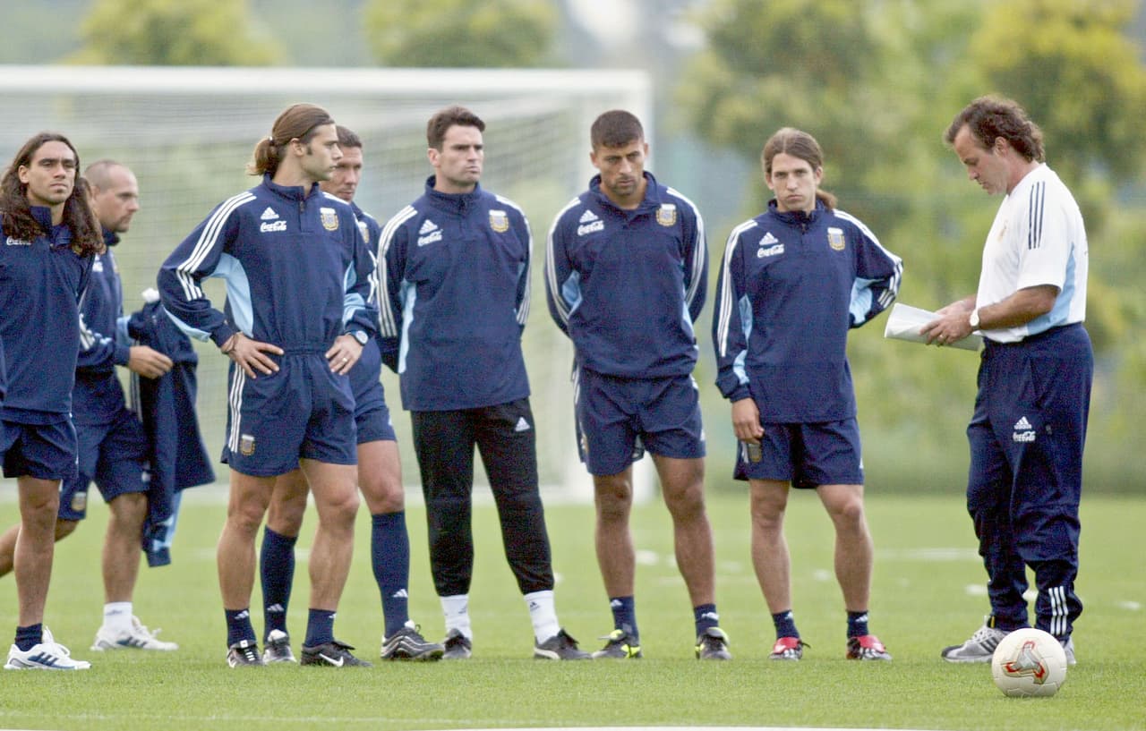 Bielsa también es un formador de entrenadores: Almeyda se convirtió en DT, pero en esta foto también aparece Mauricio Pochettino (DT del Tottenham), Simeone (DT del Atlético de Madrid) y Javier Torrente (DT del León de la Liga MX).