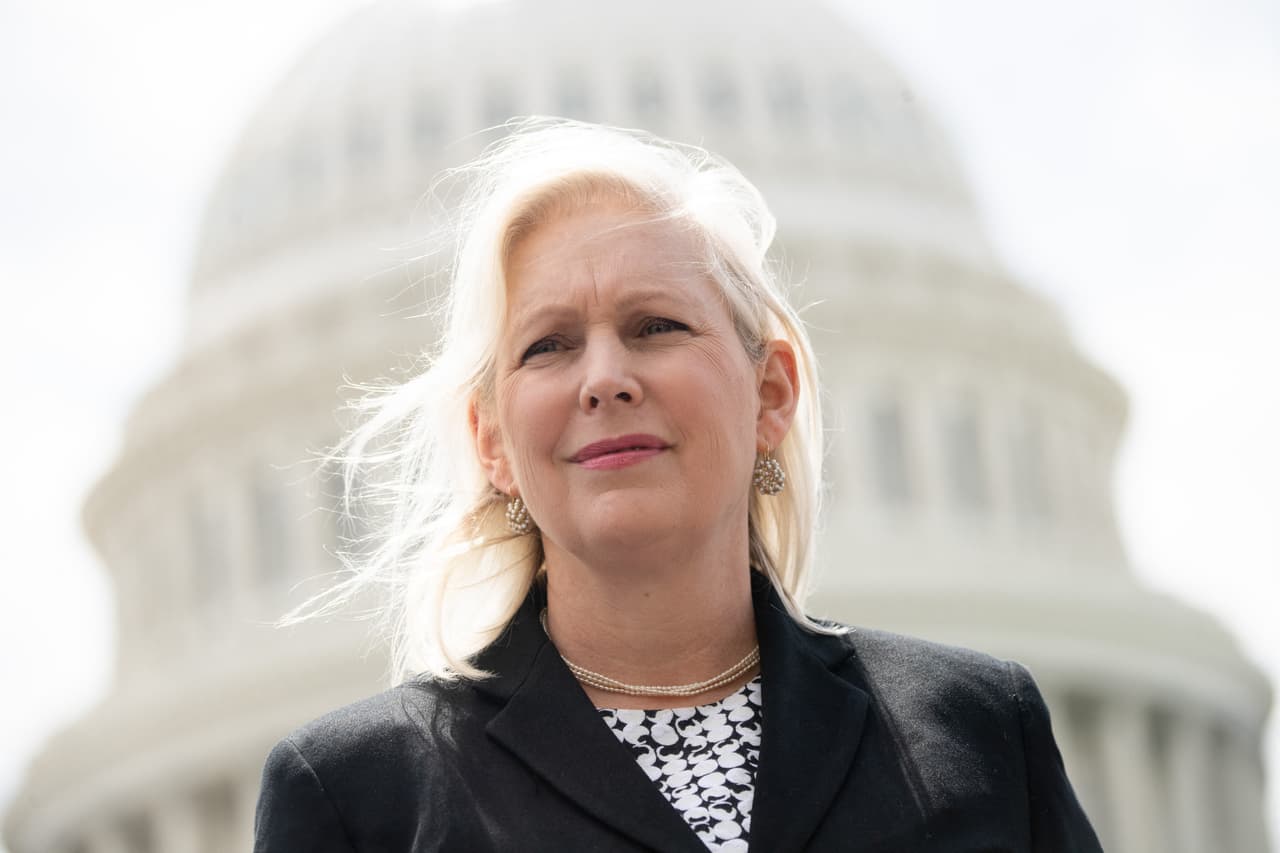 <i>Este veredicto aporta una pequeña medida de justicia a la familia de George Floyd, pero nada puede aliviar su dolor ni devolvérselo. Debemos aprobar la Ley de Justicia Policial de George Floyd y luchar para desmantelar el racismo sistémico que provocó la muerte de demasiados estadounidenses negros.</i>
<br>
<br>
<b>Sen. Kirsten Gillibrand (D-NY)</b>