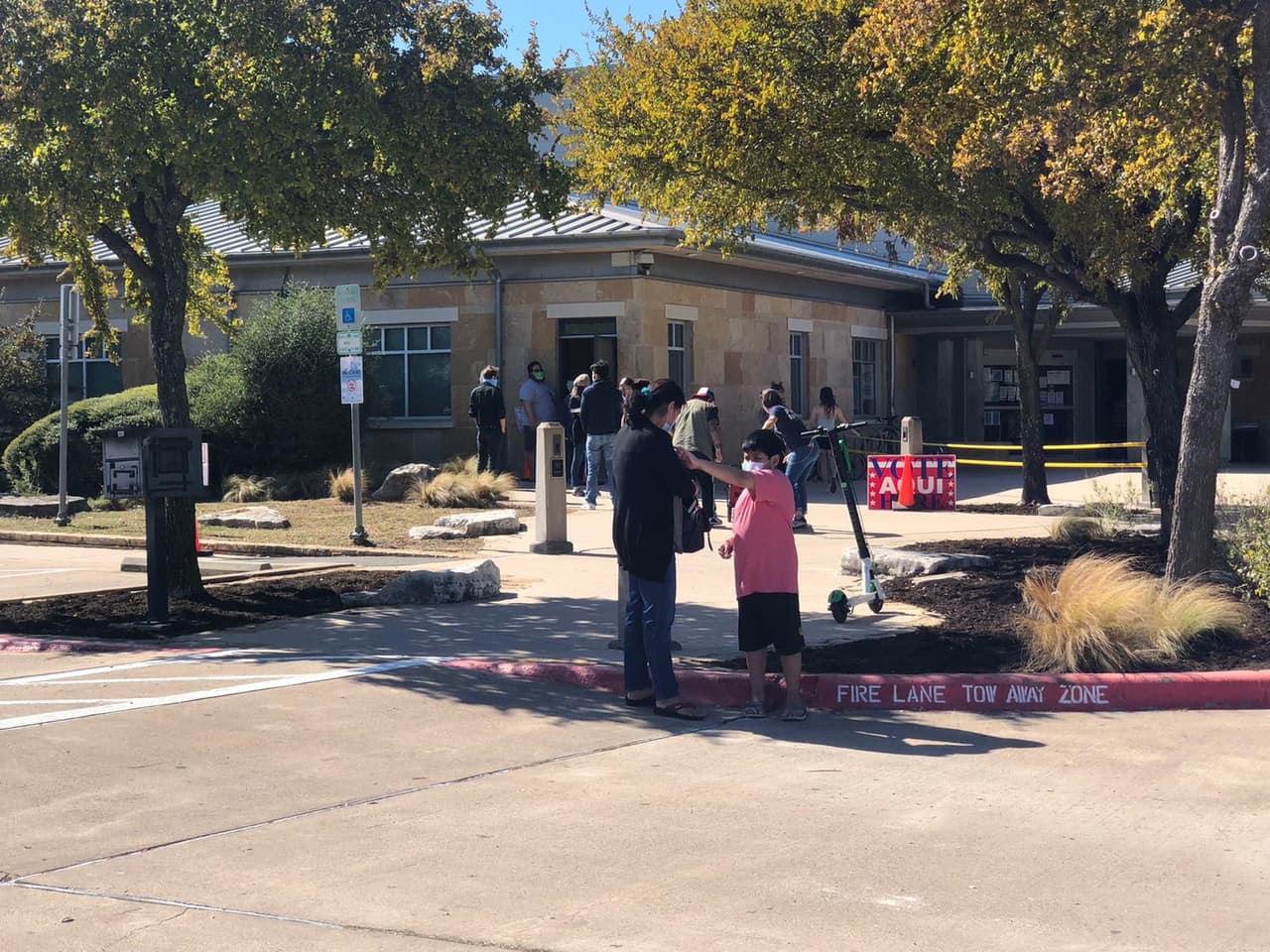 De acuerdo con Travis County Clerk, las horas de espera están en verde, por lo que no hay mucha espera. Los votantes deben pasar hasta las 7:00 p.m. para emitir su voto.