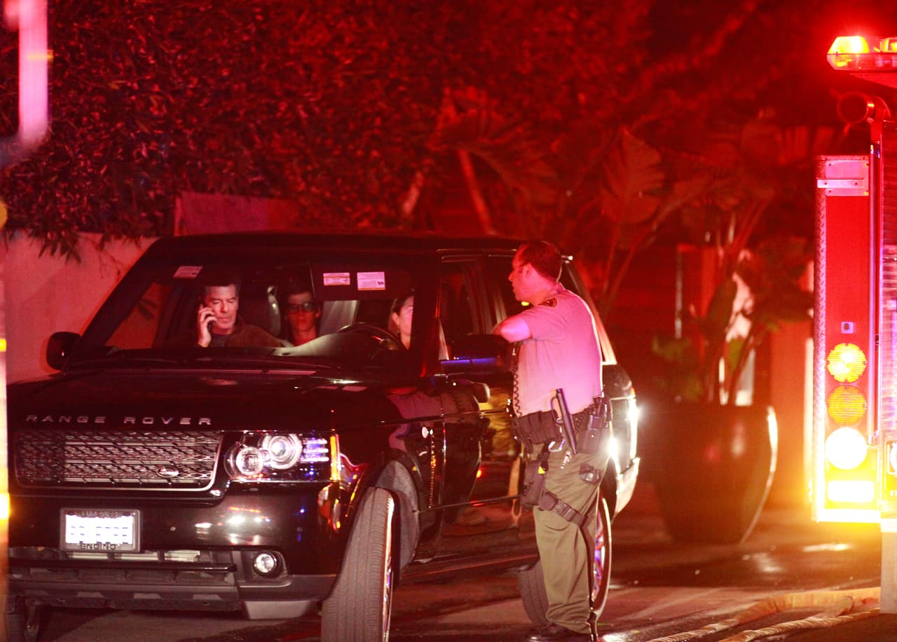 Pierce haciendo llamadas de emergencia mientras los policías y los bomberos trabajaban en el asunto.