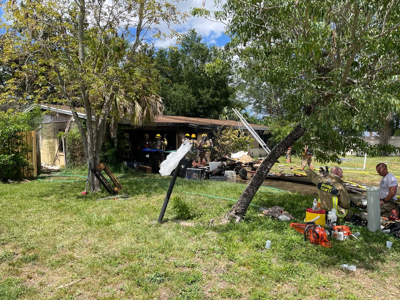 Un incendio consumió una casa en Eatonville el martes por la tarde. Ashley Gipson, vocera del Cuerpo de Bomberos del Condado de Orange, dijo que recibieron una llamada alrededor de la 1:50 p. m. sobre humo denso y fuego en la cuadra 700 de Alfred Drive.
<br>