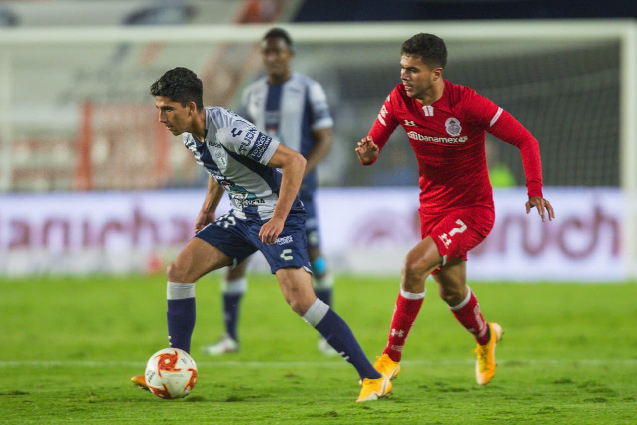 Pachuca ya controla el partido y todo el tiempo se juega en el medio campo de los diablos.