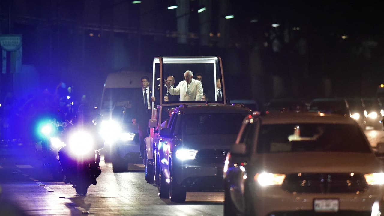 El Papa Francisco pidió que el PapaMóvil fuera abierto para poder saludar libremente a quienes lo vean. Aún así un fuerte dispositivo de seguridad lo escoltó hasta la Nunciatura.