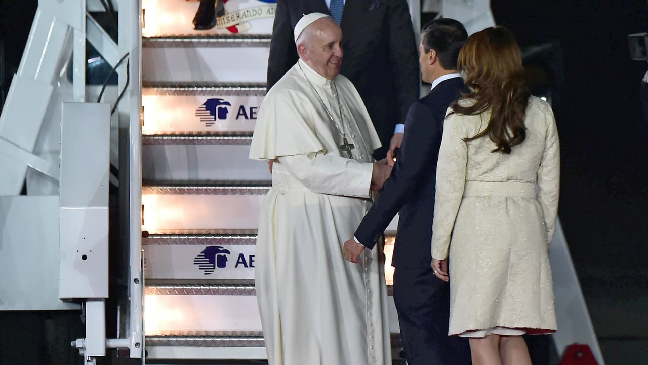 Bajo la escalinata le esperaban el Presidente de México, Enrique Peña Nieto, y su esposa, la Primera Dama Angélica Rivera, quienes se mostraron muy emocionados por la llegada del Sumo Pontífice.