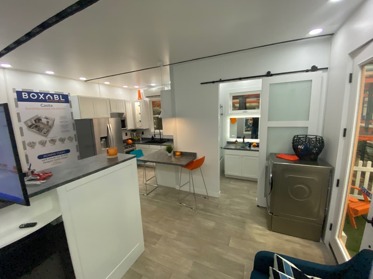 Las unidades son totalmente prefabricadas. Cuentan con una cocina equipada, baño, sala de estar y dormitorio, además de acabados que asemejan un departamento de construcción tradicional.