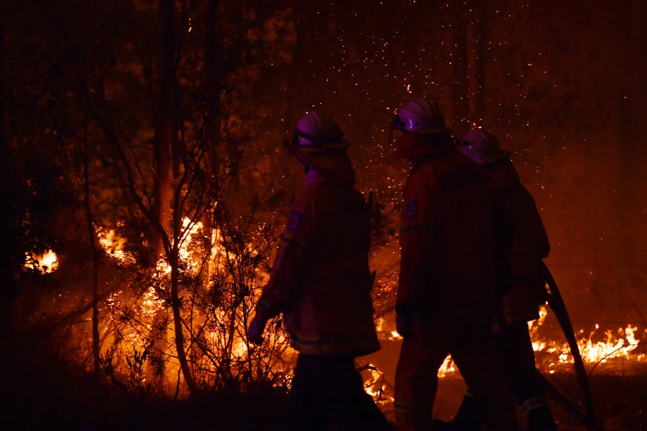 El fuego se intensificó el lunes en Victoria y en el estado de Nueva Gales del Sur tras un calor sofocante acompañado de intensos vientos y relámpagos.