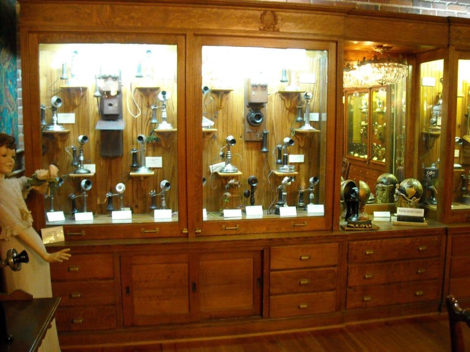 <b><a href="http://grtm.org/" target="_blank">Georgia Rural Telephone Museum (Leslie)</a></b>. Mira la colección más grande de teléfonos antiguos y recuerdos de teléfonos del mundo, con colecciones que datan de 1876.