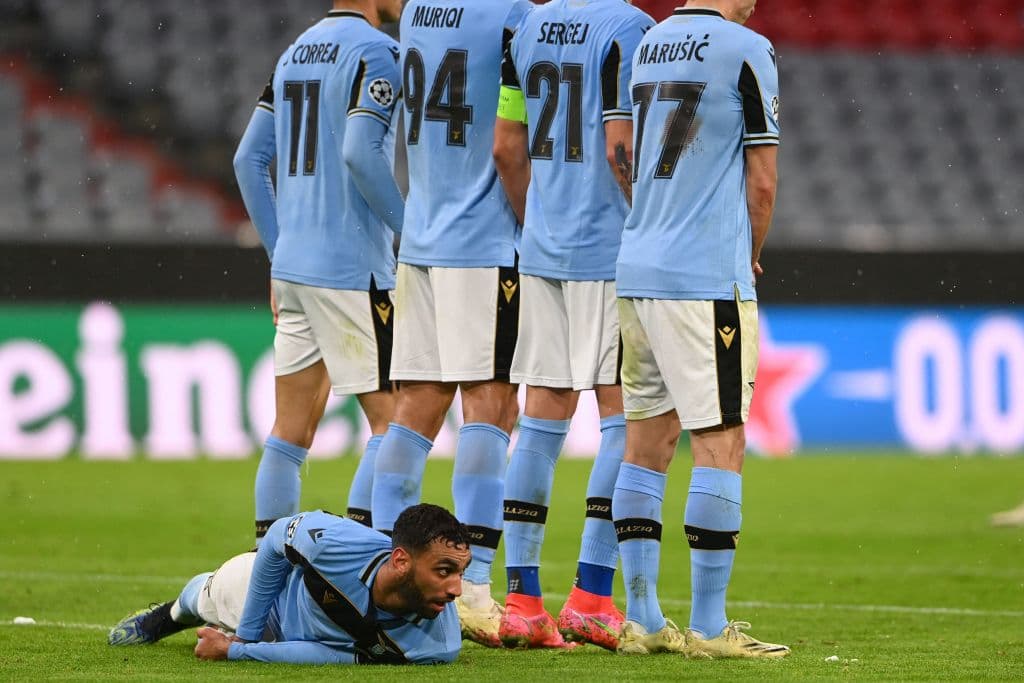 Con dos goles, el Bayern Munich derrotó al Lazio y, con un global de 6-2, los dirigidos por Hansi Flick pasan a Cuartos de Final de la UEFA Champions League. Esta vez, los goleadores de la tarde fueron Robert Lewandowski con penal al minuto 33 y el camerunés Eric Maxim Choupo-Moting. El único gol para los azules fue por parte de Marco Parolo al minuto 82 del encuentro.