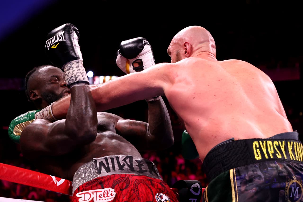 Tyson Fury derrotó por la vía de nocaut a Deontay Wilder en un plaito que no tuvo tregua, ambos boxeadores visitaron la lona.