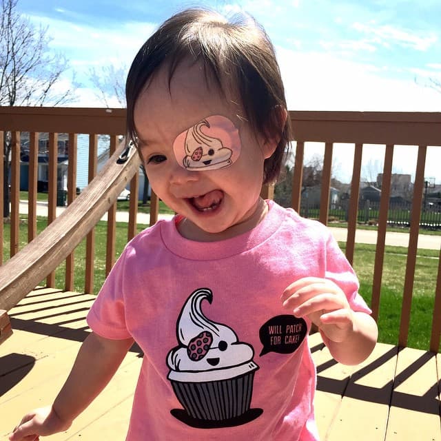 Su padre es tan bueno dibujando que hasta ha copiado imágenes de la ropa de su hija.