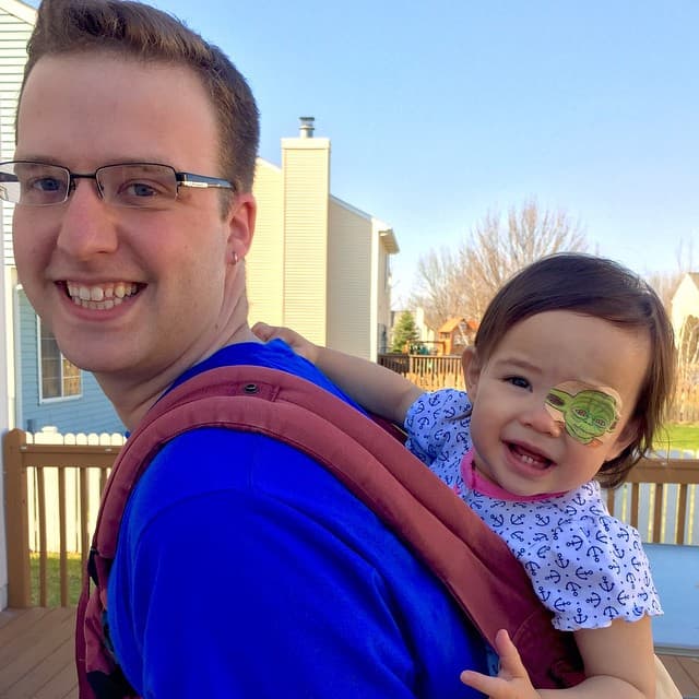 Geof Grubb es el padre de esta pequeña, y ha hecho que su hija se divierta con los parches que debe usar debido a su condición.