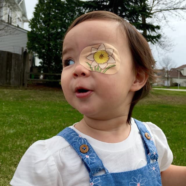 Es cómplice de su padre con estos creativos parches.