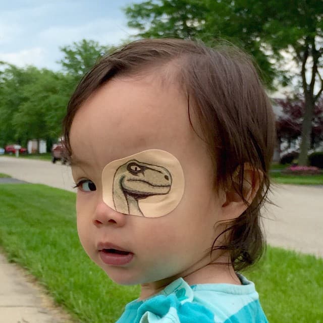 La pequeña posa para la cámara sin temor a nada.