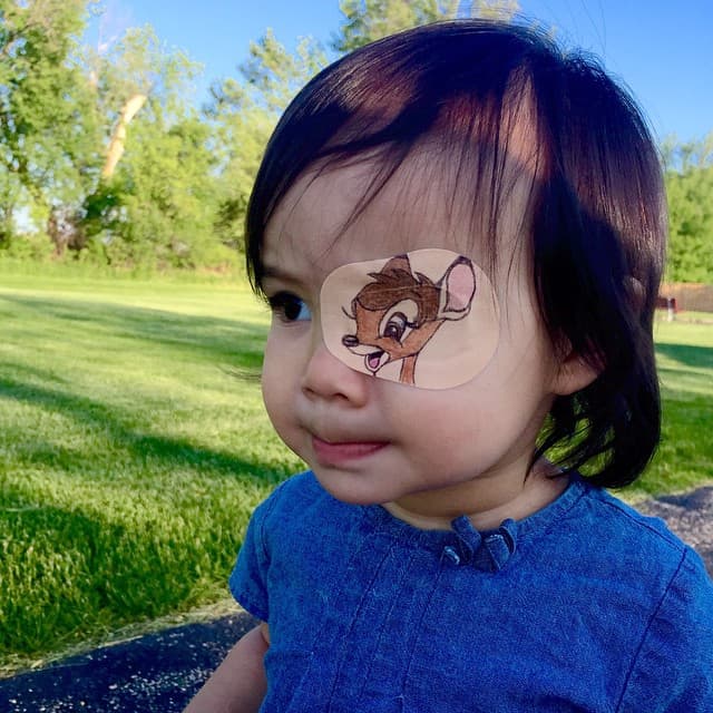 El papá de esta pequeña creo una cuenta de Instagram especial para las fotos de su hija y sus parches.