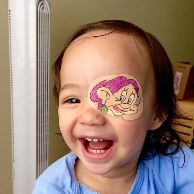 El uso de este parche ayuda a que Lyla pueda desarrollar su visión y al parecer tendrá que usarlo hasta que cumpla 4 años.
