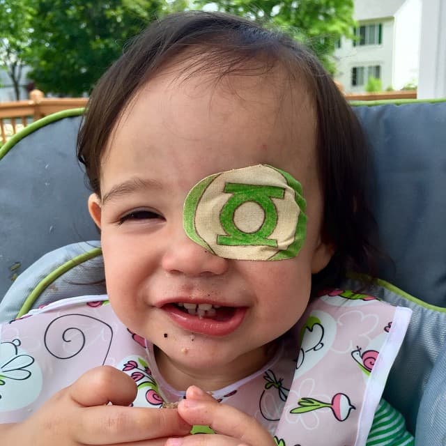 Debido a la catarata que tiene en su ojo, la pequeña debe usar un parche al día durante dos horas.