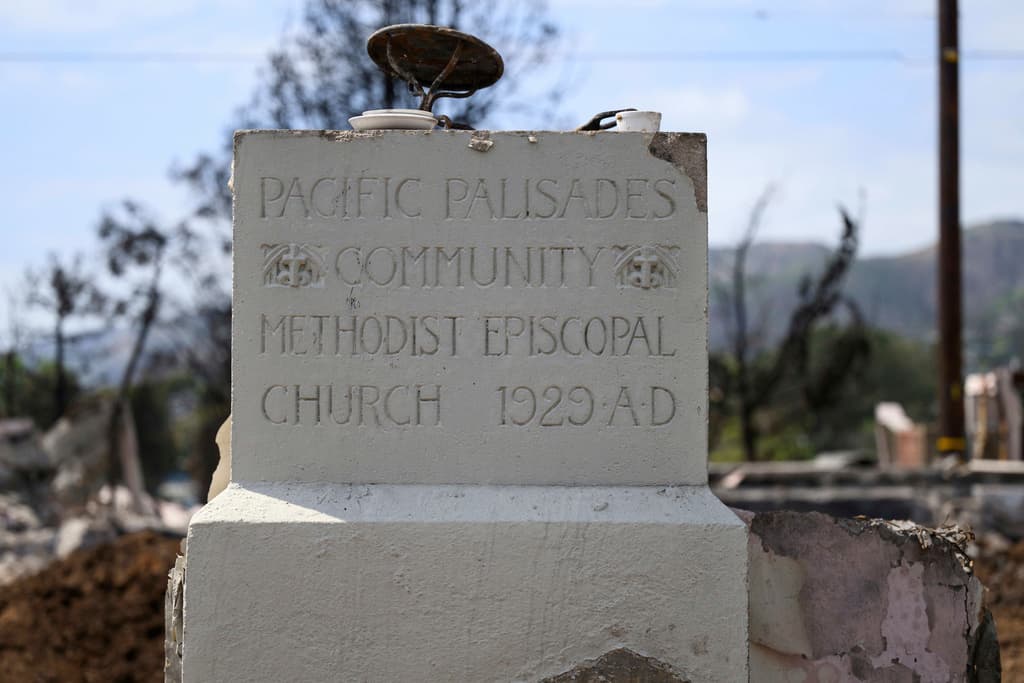 <b>La importancia de la fe en tiempos difíciles</b>: Para muchos, la iglesia representa no solo un lugar físico, sino una fuente de esperanza y fuerza para enfrentar la adversidad.